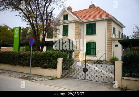 Nikosia, Chypre. 12 février 2024. Le Goethe-Institut Cyprus est situé dans la soi-disant «ligne verte» à Nicosie. La «ligne verte» est la zone tampon démilitarisée entre Chypre-Nord occupée par la Turquie et la République de Chypre, qui est surveillée par les Nations Unies (ONU). Crédit : Bernd von Jutrczenka/dpa/Alamy Live News Banque D'Images