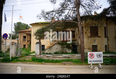 Nikosia, Chypre. 12 février 2024. Une maison abandonnée et délabrée se trouve à l'intérieur de la soi-disant «ligne verte» à Nicosie. La «ligne verte» est la zone tampon démilitarisée entre Chypre du Nord occupée par la Turquie et la République de Chypre, qui est surveillée par les Nations Unies (ONU). Crédit : Bernd von Jutrczenka/dpa/Alamy Live News Banque D'Images