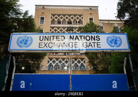 Nikosia, Chypre. 12 février 2024. Une porte des Nations Unies (ONU) à l'intérieur de la soi-disant «ligne verte» à Nicosie. La «ligne verte» est la zone tampon démilitarisée entre Chypre-Nord occupée par la Turquie et la République de Chypre, qui est surveillée par les Nations Unies (ONU). Crédit : Bernd von Jutrczenka/dpa/Alamy Live News Banque D'Images