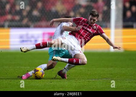 Taylor Gardner-Hickman de Bristol City (à droite) et Adam Armstrong de Southampton se battent pour le ballon lors du Sky Bet Championship match à Ashton Gate, Bristol. Date de la photo : mardi 13 février 2024. Banque D'Images