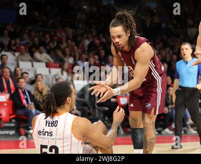 Carsen Edwards #3 von FC Bayern Muenchen, Kevin Yebo #53 von Chemnitz Niners FC Bayern Muenchen vs Niners Chemnitz easyCredit BBL Basketball saison 2023/24 21. Spieltag 13.02.2024 BMW Park © diebilderwelt / Alamy Stock Banque D'Images