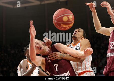 Niels Giffey, #7 von FC Bayern Muenchen, Kevin Yebo #53 von Chemnitz Niners, FC Bayern Muenchen vs Niners Chemnitz easyCredit BBL Basketball saison 2023/24 21. Spieltag 13.02.2024 BMW Park © diebilderwelt / Alamy Stock Banque D'Images