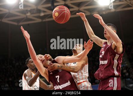 Niels Giffey, #7 von FC Bayern Muenchen, Kevin Yebo #53 von Chemnitz Niners, Danko Brankovic #22 von FC Bayern Muenchen FC Bayern Muenchen vs Niners Chemnitz easyCredit BBL Basketball saison 2023/24 21. Spieltag 13.02.2024 BMW Park © diebilderwelt / Alamy Stock Banque D'Images