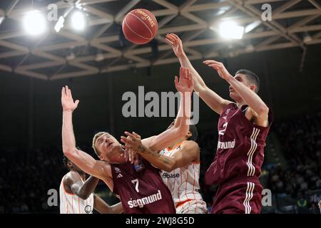 Niels Giffey, #7 von FC Bayern Muenchen, Kevin Yebo #53 von Chemnitz Niners, Danko Brankovic #22 von FC Bayern Muenchen FC Bayern Muenchen vs Niners Chemnitz easyCredit BBL Basketball saison 2023/24 21. Spieltag 13.02.2024 BMW Park © diebilderwelt / Alamy Stock Banque D'Images