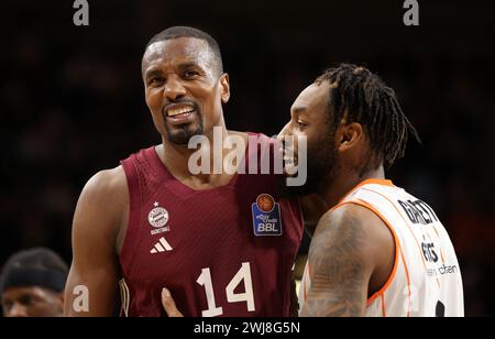 Serge Ibaka #14 von FC Bayern Muenchen und Jeff Garrett #02 von Chemnitz Niners FC Bayern Muenchen vs Niners Chemnitz easyCredit BBL Basketball saison 2023/24 21. Spieltag 13.02.2024 BMW Park © diebilderwelt / Alamy Stock Banque D'Images