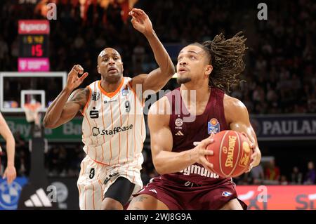 Carsen Edwards #3 von FC Bayern Muenchen, DeAndre Lansdowne #9 von Chemnitz Niners FC Bayern Muenchen vs Niners Chemnitz easyCredit BBL Basketball saison 2023/24 21. Spieltag 13.02.2024 BMW Park © diebilderwelt / Alamy Stock Banque D'Images