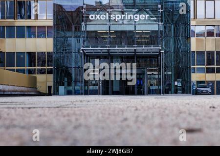 Berlin, Allemagne. 13 février 2024. Entrée principale de la tour Axel Springer. Crédit : Carsten Koall/dpa/Alamy Live News Banque D'Images