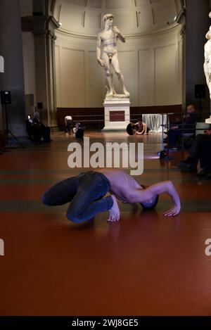 KINKALERI performance AcrossKissKissYou alla Galleria dell'Accademia di Firenze Banque D'Images