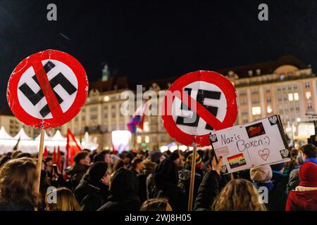 Dresde - Gedenken zum Jahrestag der Bombardierung DEU/Deutschland/Sachsen/Dresde, 13.02.2024, Auf dem Dresdener Altmarkt demonstrieren Buerger unter dem motto Dresden mahnt gegen eine Versammlung der AFD. Die Stadt Dresden gedenkt zum 79. Jahrestag der Zerstoerung der Stadt Dresde im 2. Weltkrieg Bombardierung AM 13. Februrar 1945 und der Millionen Opfer der nationalsozialistischen Gewaltherrschaft und des Antisemithismus. *** Dresde commémoration de l'anniversaire de l'attentat DEU Allemagne Saxe Dresde, 13 02 2024, sur l'Altmarkt de Dresde, des citoyens manifestent sous la devise Dresde Banque D'Images