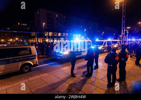 Dresde - Gedenken zum Jahrestag der Bombardierung DEU/Deutschland/Sachsen/Dresde, 13.02.2024, Auf dem Dresdener Altmarkt demonstrieren Buerger unter dem motto Dresden mahnt gegen eine Versammlung der AFD. Die Polizei bewacht das Demonstrationsgeschehen und verhindert ein Zusammentreffen der politischen Lager. Die Stadt Dresden gedenkt zum 79. Jahrestag der Zerstoerung der Stadt Dresde im 2. Weltkrieg Bombardierung AM 13. Februrar 1945 und der Millionen Opfer der nationalsozialistischen Gewaltherrschaft und des Antisemithismus. *** Commémoration à Dresde de l'anniversaire de l'attentat DEU Banque D'Images