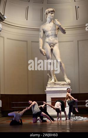 KINKALERI performance AcrossKissKissYou alla Galleria dell'Accademia di Firenze Banque D'Images