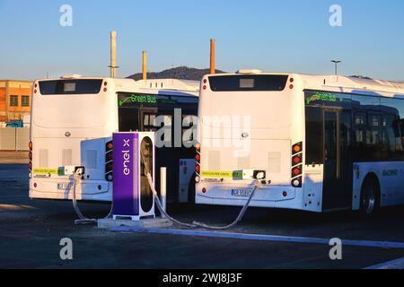 Turin, Italie - février 2024 : le bus électrique est en cours de ravitaillement à la station de recharge des véhicules électriques. Banque D'Images