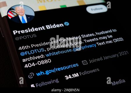 Président Biden page officielle X (ex Twitter) vue sur l'écran. Banque D'Images