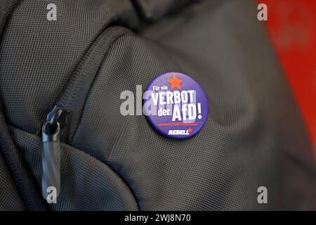 Jugendverband Rebell Auf der Tasche eines Jugendlichen befindet sich ein button vom Jugendverband der Marxistisch-Leninistischen Partei Deutschlands MLPD mit der Forderung die AFD zu verbieten. *** Association de jeunes rebelles Un bouton de l'association de jeunes du Parti marxiste léniniste d'Allemagne MLPD avec la demande d'interdire l'AFD peut être trouvé sur un sac de jeunes Banque D'Images