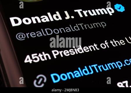 Donald J. Trump officiel X (ex Twitter) page vu sur l'écran du smartphone. Macro photo. Stafford, Royaume-Uni, 13 février 2024 Banque D'Images