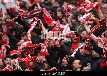 Monza, Italie. 11 février 2024. Les fans d'AC Monza agitent leur foulard pour encourager leur équipe lors du match de Serie A au U-Power Stadium de Monza. Le crédit photo devrait se lire : Jonathan Moscrop/Sportimage crédit : Sportimage Ltd/Alamy Live News Banque D'Images