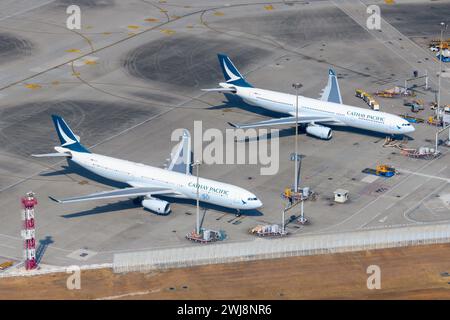 Vue aérienne de l'Airbus A330 de Cathay Pacific à l'aéroport de HKG. Deux avions A330 de Cathay Pacific Airlines stationnés. Banque D'Images