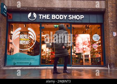 Londres, Royaume-Uni. 13 février 2024. Une personne passe devant un magasin Body Shop dans le centre de Londres alors que l'entreprise s'effondre dans l'administration au Royaume-Uni. Crédit : Vuk Valcic/Alamy Live News Banque D'Images