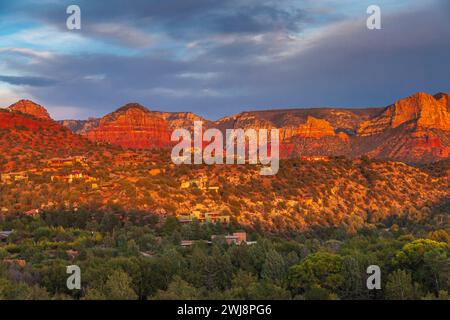 La lumière au coucher du soleil est très importante sur les collines de grès rouge autour de Sedona, Arizona. Banque D'Images