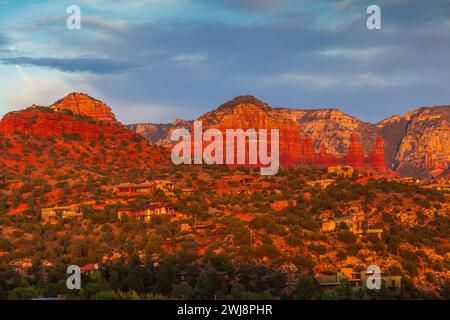 La lumière au coucher du soleil est très importante sur les collines de grès rouge autour de Sedona, Arizona. Banque D'Images