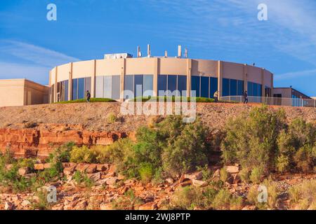 Lumière douce tôt le matin sur la marina de Wahweap sur le lac Powell dans la zone de loisirs nationale de Glen Canyon. Banque D'Images