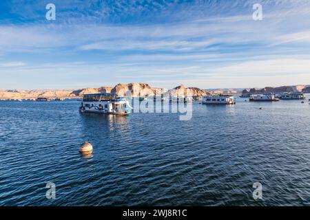 Lumière douce tôt le matin sur la marina de Wahweap sur le lac Powell dans la zone de loisirs nationale de Glen Canyon. Banque D'Images