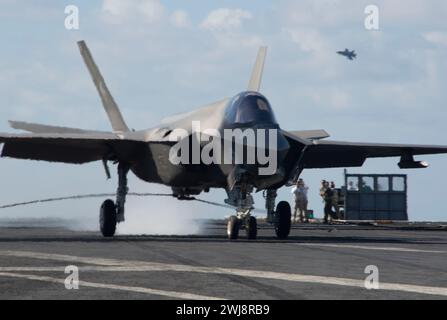 240122-N-PQ495-1065 MER DE CHINE MÉRIDIONALE (22 janvier 2024) un F-35C Lightning II, affecté aux « Warhawks » du Strike Fighter Squadron (VFA) 97, récupère sur le pont d’envol du porte-avions USS Carl Vinson de classe Nimitz (CVN 70). Vinson, navire amiral du Carrier Strike Group ONE, est déployé dans la zone d'opérations de la 7e flotte américaine à l'appui d'un Indo-Pacifique libre et ouvert. (Photo de l'US Navy par Larissa T. Dougherty, spécialiste des communications de masse, 2e classe) Banque D'Images