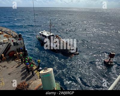 L'équipage du Willow de la Garde côtière a travaillé avec l'équipe aides à la navigation (ANT) Porto Rico et le casier de plongée régional de la Garde côtière est pour récupérer deux coques de bouée incurvées et une coque de bouée coulée lors d'une patrouille de 32 jours dans la mer des Caraïbes le 10 février 2024, près de Porto Rico. Deux coques de bouées repoussées se trouvaient dans des zones trop peu profondes pour que Willow puisse y opérer, de sorte que des embarcations plus petites d'ANT Puerto Rico et des plongeurs du casier régional de plongée ont pu récupérer les deux bouées dans des zones marines critiques et effectuer une livraison en mer à Willow. (Photo de la Garde côtière américaine par le maître de 2e classe Ryan Schultz) Banque D'Images