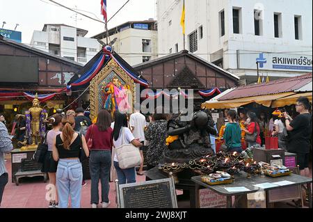 Les gens rendent hommage au sanctuaire de Ganesha, intersection Huai Khwang à Bangkok, le premier jour du nouvel an lunaire 2024 Banque D'Images