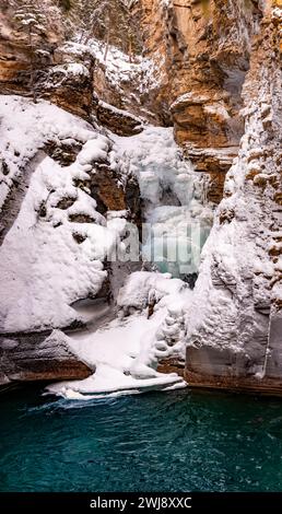 Johnston Canyon Waterfall - chutes inférieures gelées avec piscine turquoise en contrebas du parc national Banff AlbertaCanada Banque D'Images