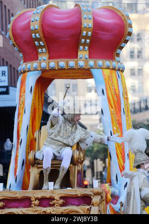 La Nouvelle-Orléans, États-Unis. 14 février 2024. Rex, roi de Carival, John Menge Eastman fait des vagues à la foule alors que le défilé serpente dans les rues de la Nouvelle-Orléans le mardi 13 février 2024. Photo par AJ Sisco/UPI crédit : UPI/Alamy Live News Banque D'Images