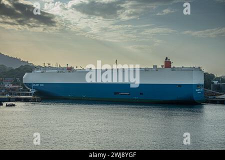 Canal de Panama, Panama - 24 juillet 2023 : côté port du navire de transport de véhicules Galaxy Ace amarré. Port de Balboa sous le paysage nuageux du matin Banque D'Images