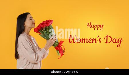 Joyeuse Journée des femmes, charmante dame tenant un bouquet de belles fleurs sur fond doré Banque D'Images