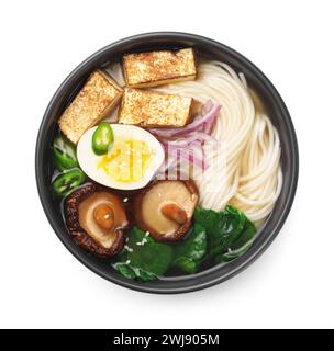 Délicieux ramen végétarien dans un bol isolé sur blanc, vue de dessus Banque D'Images