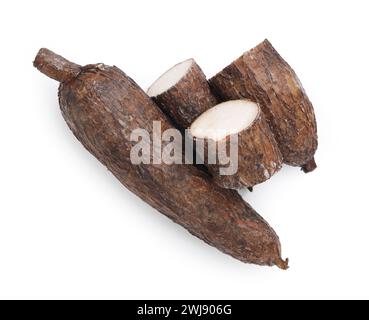 Racines de manioc entières et coupées isolées sur blanc, vue de dessus Banque D'Images