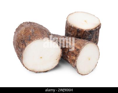 Morceaux de racine de manioc isolés sur blanc Banque D'Images