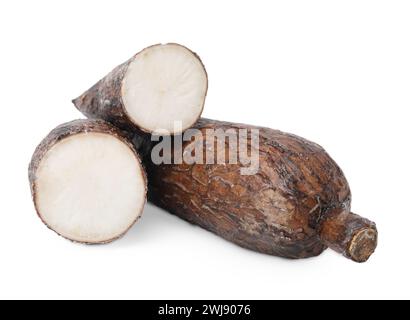 Racines de manioc entières et coupées isolées sur blanc Banque D'Images