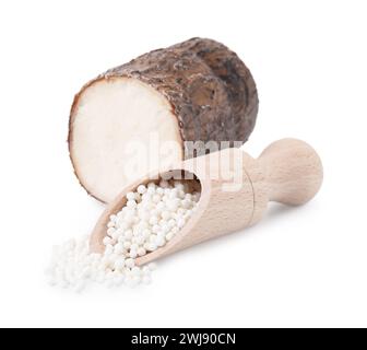 Cuillère avec perles de tapioca et racine de manioc isolé sur blanc Banque D'Images