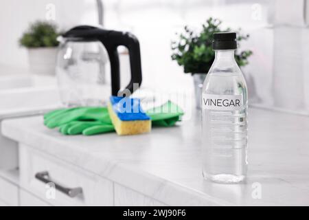 Nettoyage de la bouilloire électrique. Bouteille de vinaigre sur le comptoir dans la cuisine Banque D'Images