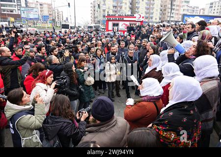 Une femme kurde du « Mothers for Peace Group » vue prononcer un discours pendant la manifestation. À l'occasion du 25e anniversaire de l'arrestation d'Abdullah Ocalan, le leader du Parti des travailleurs du Kurdistan (PKK), qui mène une lutte armée contre l'État turc depuis 50 ans, le 15 février 1999 au Kenya, des marches et des manifestations ont lieu dans les villes de la région peuplée de Kurdes. Les manifestations, organisées par le parti kurde légal Parti des régions démocratiques (DBP) sous le nom de "marche pour la liberté", exigent une solution démocratique au problème kurde et la liberté du leader du PKK Banque D'Images