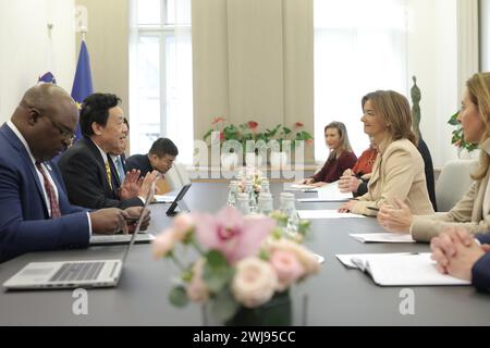 Ljubljana, Slovénie. 13 février 2024. Qu Dongyu, directeur général de l'Organisation des Nations Unies pour l'alimentation et l'agriculture (FAO), rencontre la ministre slovène des Affaires étrangères Tanja Fajon à Ljubljana, Slovénie, le 13 février 2024. Qu Dongyu a entamé mardi une visite de deux jours en Slovénie pour discuter de la sécurité alimentaire mondiale avec le membre non permanent en exercice du Conseil de sécurité des Nations Unies. Crédit : Zeljko Stevanic/Xinhua/Alamy Live News Banque D'Images