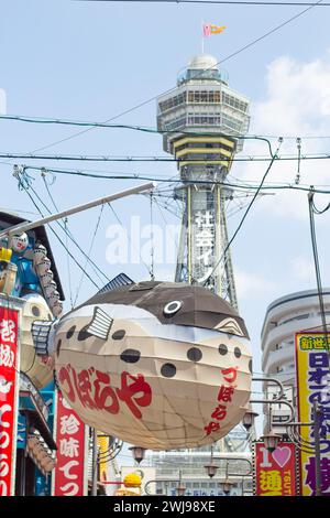 Shinseikai Food Street signes devant la tour Tsutenkaku, Osaka, Japon. Image verticale. Copier l'espace. Banque D'Images