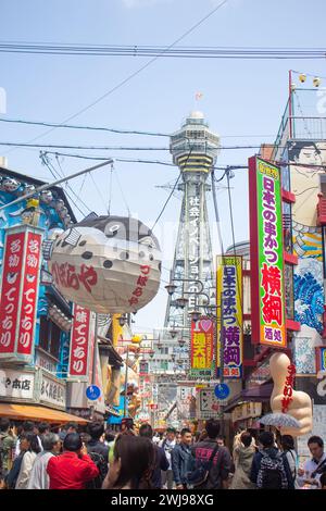 Shinseikai Food Street signes devant la tour Tsutenkaku, Osaka, Japon. Image verticale. Copier l'espace. Banque D'Images