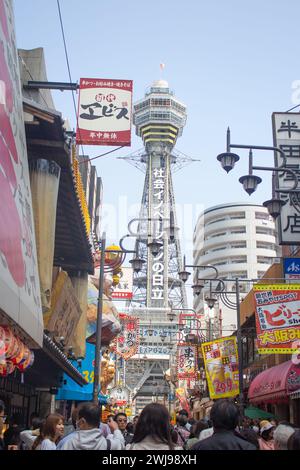 Shinseikai Food Street signes devant la tour Tsutenkaku, Osaka, Japon. Image verticale. Copier l'espace. Banque D'Images