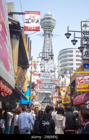 Shinseikai Food Street signes devant la tour Tsutenkaku, Osaka, Japon. Image verticale. Copier l'espace. Banque D'Images