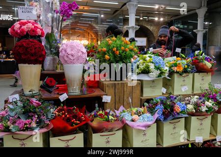 Londres, Royaume-Uni, 13 février 2024. Boutiques bien approvisionnées et étals vendant des cartes, des fleurs, des chocolats et des peluches à King's Cross Station, avant la Saint-Valentin. Selon une enquête réalisée par la société financière Finder, une moyenne de 50 £ par personne célébrant sera dépensée ce jour-là. Crédit : onzième heure photographie/Alamy Live News Banque D'Images