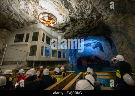 Eide, Norvège. 30 janvier 2024. Plusieurs visiteurs traversent l'entrée principale de la mine Bergtatt. Bergtatt est une mine de marbre exceptionnelle située dans le comté de Møre og Romsdal, près de la ville d'Eide, dans la région occidentale de la Norvège. Il propose des visites guidées à travers des grottes souterraines. L'expérience comprend une promenade en bateau sur un lac de métro illuminé et une salle de concert sculptée dans le marbre. Le site est connu pour sa beauté naturelle et son acoustique unique, ce qui en fait une destination mémorable pour les visiteurs. (Photo de Jorge Castellanos/SOPA images/SIPA USA) crédit : SIPA USA/Alamy Live News Banque D'Images