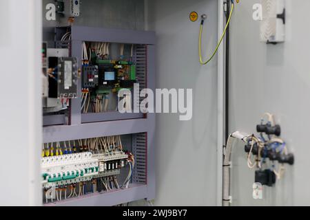 Armoire électrique industrielle avec contrôleurs PLC. Mise au point sélective. Banque D'Images