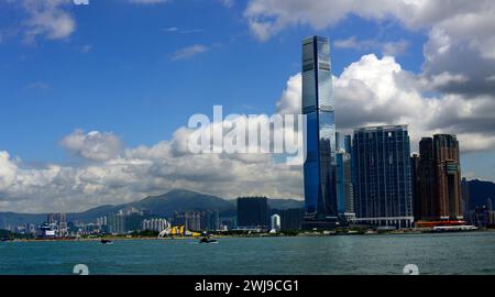 Vue matinale du port Victoria et de la tour ICC à Kowloon, Hong Kong. Banque D'Images