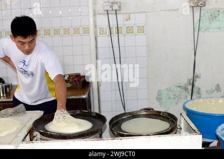 Usine de Kway Guan Huat Popiah Skin (crêpe mince semblable à du papier) à Singapour. Banque D'Images